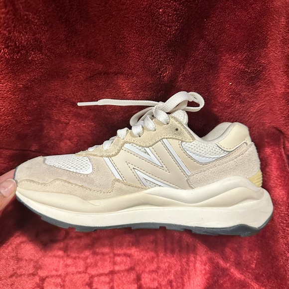 New Balance women sneakers,  Cream and Grey - Picture 2 of 3